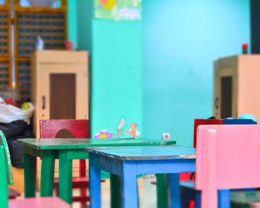 Stolik i krzesełka dla dzieci