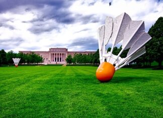 Jak w badmintonie nazywa się część lotki złożona z piór albo tworzywa sztucznego?