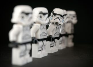 Czy policjant może jechać w karetce?