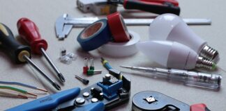 Jak się montuje baldachim do łóżeczka?