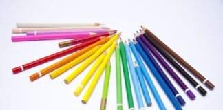 Jak nauczyć dziecko rysować kredkami?