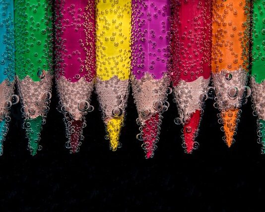 Czym się różnią materiały od towarów?